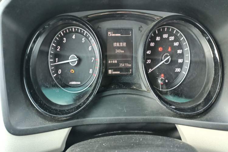 Used Wuling Hongguang PLUS 2019 1.5T Manual Comfort Version 7 Seats Odometer Close Up