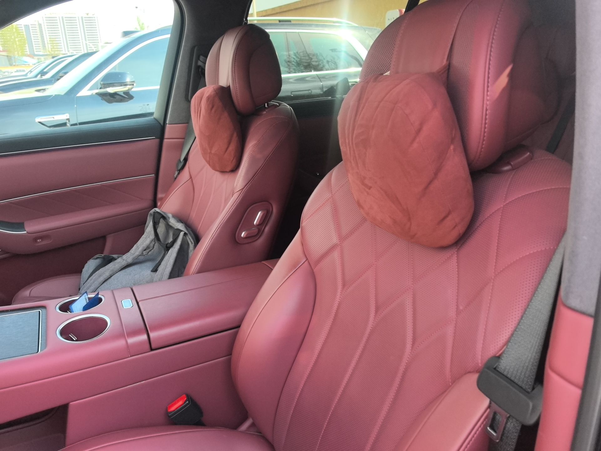 المقاعد الأمامية داخل السيارة