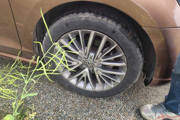 Used Volkswagen Lamando 2015 280TSI DSG Luxury Edition Right Front Wheel Hub