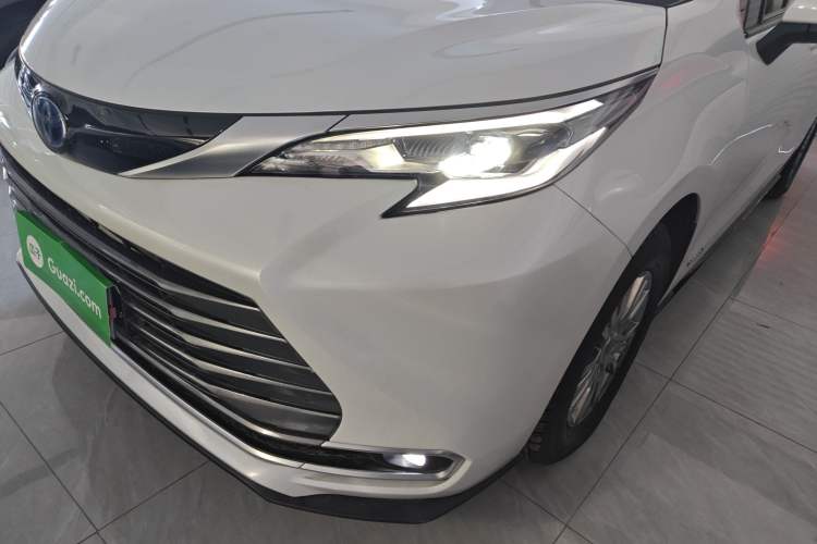 Used Toyota Sienna 2021 2.5L Hybrid Premium Edition
