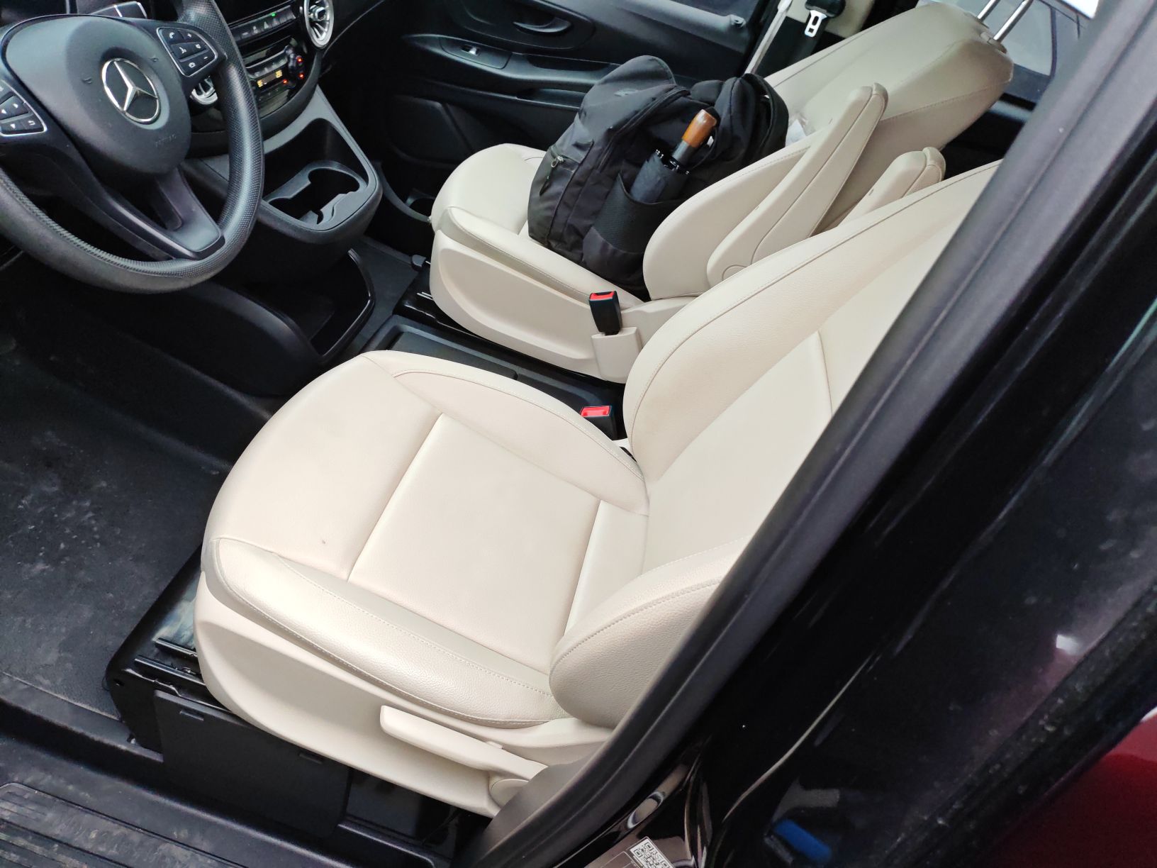 المقاعد الأمامية داخل السيارة