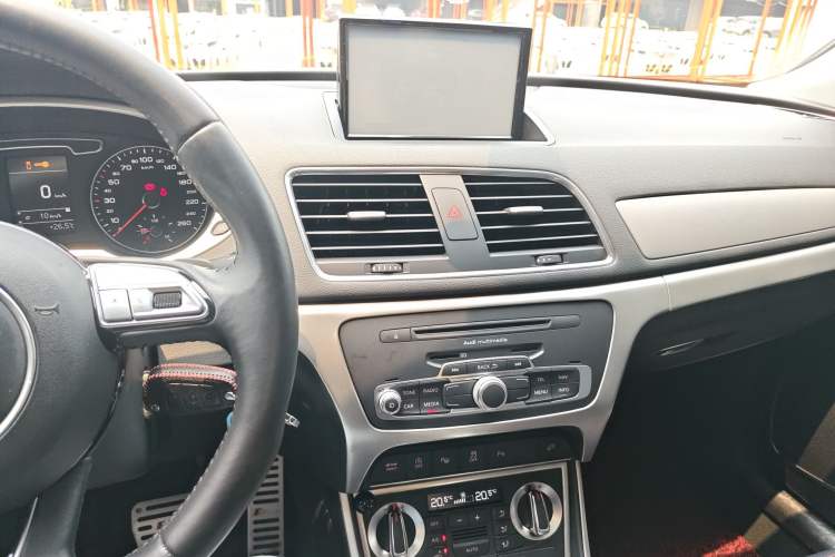 Used Audi Q3 2015 30 TFSI Ambition Edition Audio And AC Panel