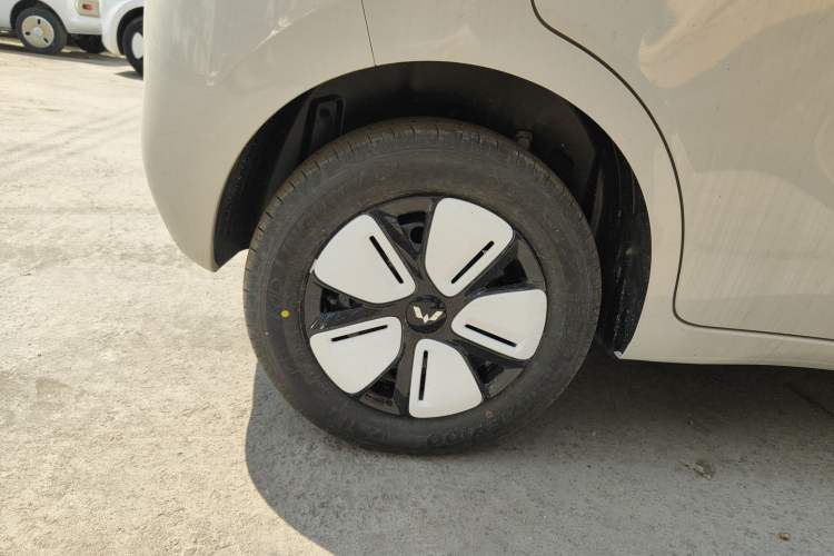 Used Wuling Hongguang MINIEV 2025 Four-Door Version Advanced Edition Right Rear Wheel Hub