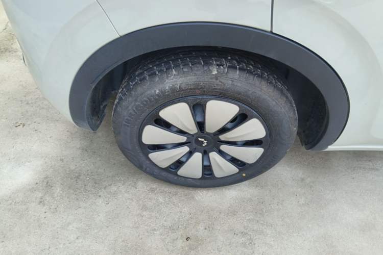 Used Wuling Bingo 2024 333 km Lingxi Connected Version Right Rear Wheel Hub