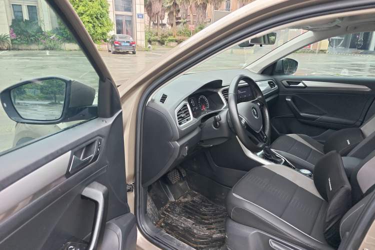 Used Volkswagen T-ROC 2022 280TSI DSG Two-Wheel Drive Elite PLUS Driver Seat