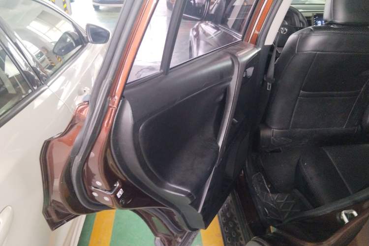 Used Toyota RAV4 2018 2.0L CVT Two-Wheel Drive Fashion X Edition