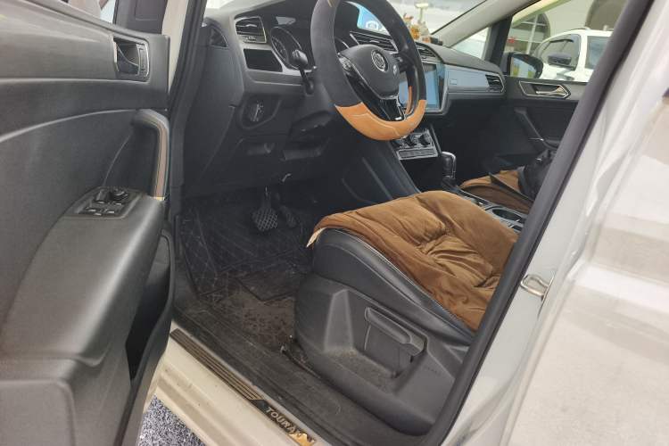 Used Volkswagen Touran 2016 Volkswagen Touran L 280TSI DSG Comfort Edition
