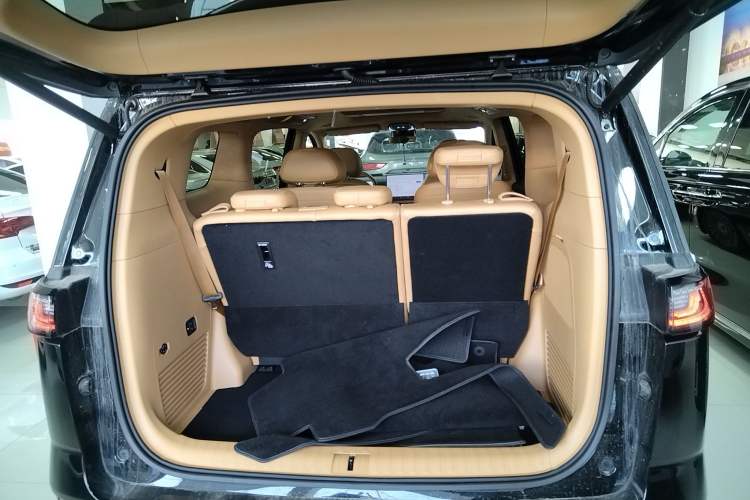 Used VOYAH Dream 2025 PHEV Four-Wheel-Drive Flagship Kunpeng Edition Trunk