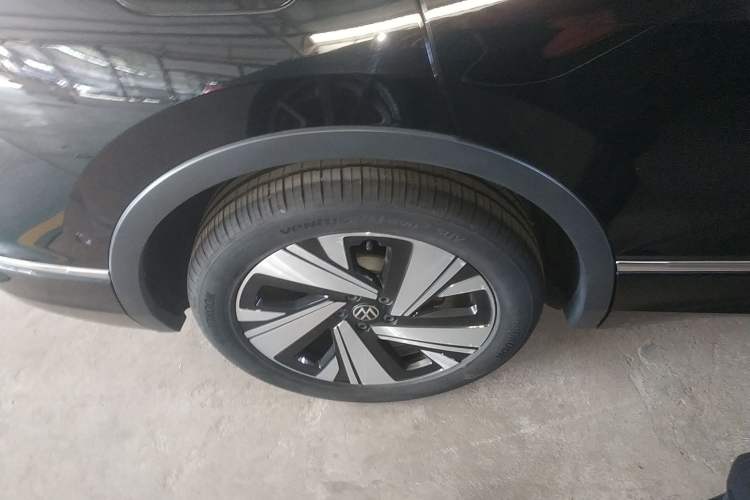 Used Volkswagen Tiguan L 2023 Restyled 330TSI Automatic Two-Wheel Drive R-Line Enhanced Comfort Version Right Rear Wheel Hub