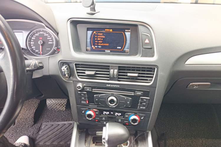 Used Audi Q5 2015 40 TFSI Technology Edition Audio And AC Panel