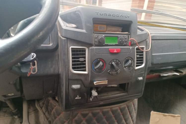 Used Iveco Daily 2017 2.5T A35 Passenger Van 5-7 Seats Model 47Z5