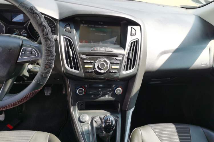 Used Ford Focus 2017 Hatchback EcoBoost 125 Manual – Ultra-Performance Style SmartDrive Edition