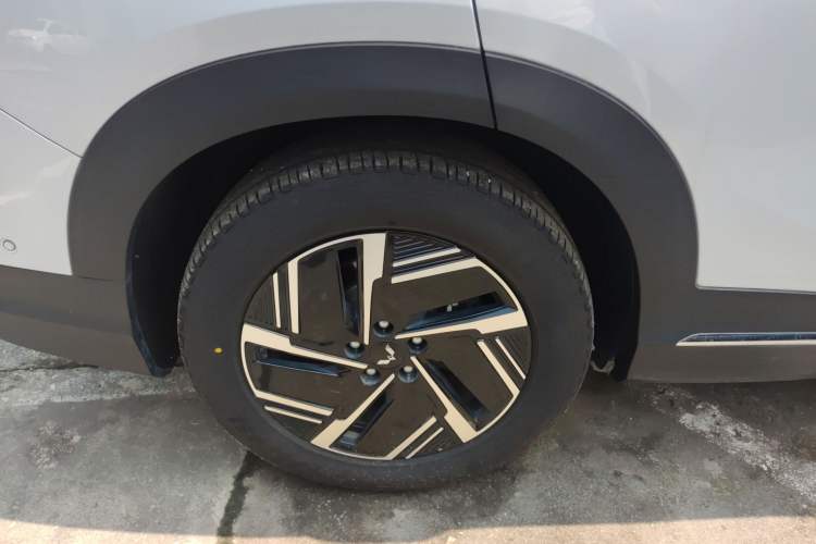 Used Wuling Xingguang S 2025 Model 510 km Flagship Version Right Rear Wheel Hub