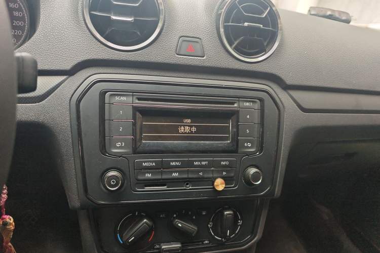 Used Volkswagen Jetta 2019 Dream Edition 1.4L Manual Fashion Version Audio And AC Panel