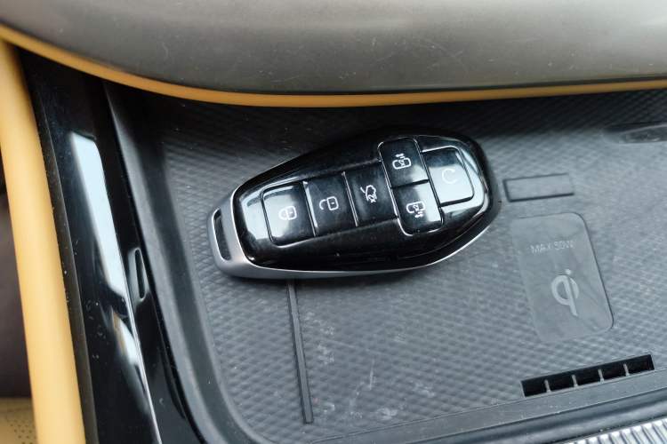 Used Denza D9 2025 DM-i Smart Drive 1020 Four-Wheel Drive Deluxe Model
