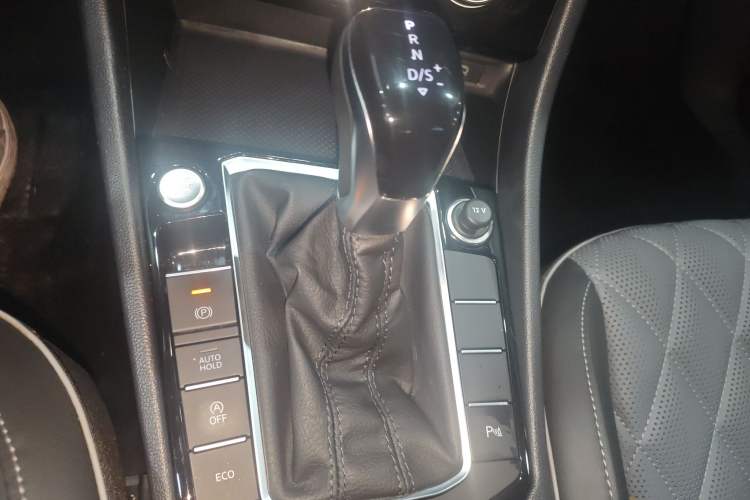 Used Volkswagen Sagitar 2023 300TSI DSG Excellence Edition Gear Lever