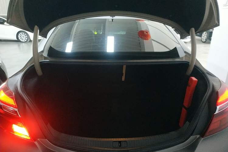 Used Buick Regal 2015 2.0L Elite Fashion Edition Trunk