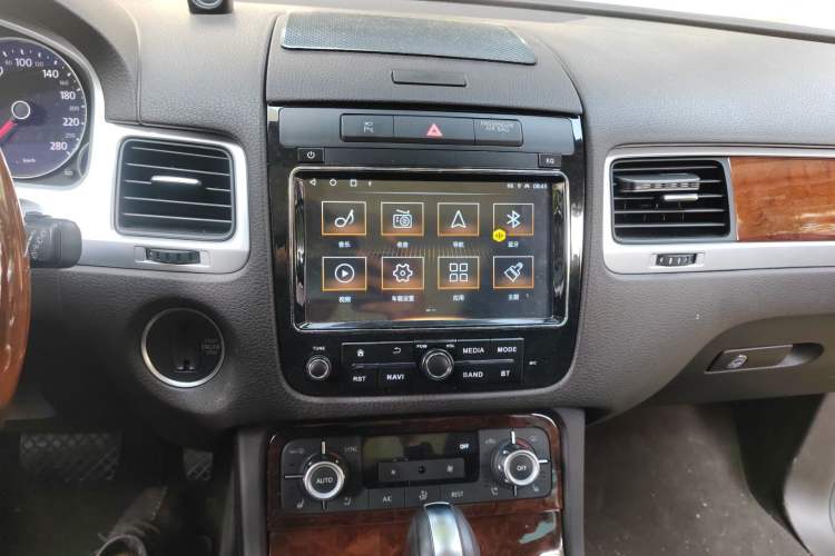 Used Volkswagen Touareg 2011 3.0 TSI High-End Version Audio And AC Panel