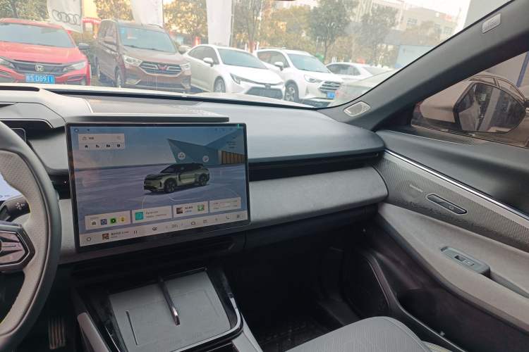 Used Lynk & Co 08 EM-P 2025 120km Long-Range Halo
