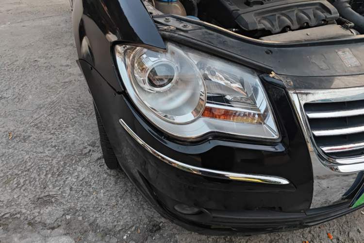 Used Volkswagen Touran 2008 1.8T ZhiZun Edition Automatic 5-Seater Right Front Headlight