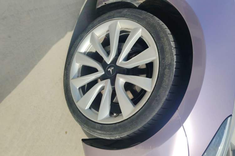 Used Tesla Model 3 2020 Revised Version Standard Range Rear-Wheel Drive – Upgraded Edition Right Front Wheel Hub