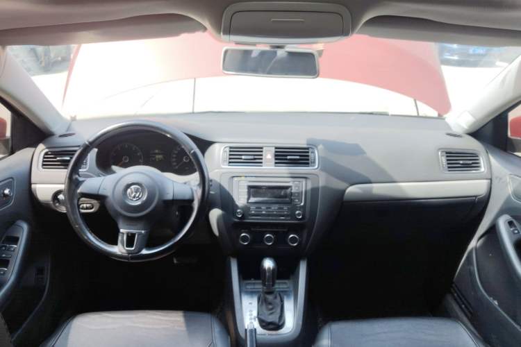 Used Volkswagen Sagitar 2014 Revised Version 1.6L Automatic Comfort Edition Center Console