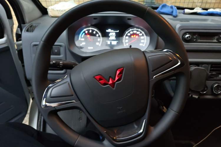 Used Wuling Yangguang 2024 300KM Comfort Version Passenger Van 75kW