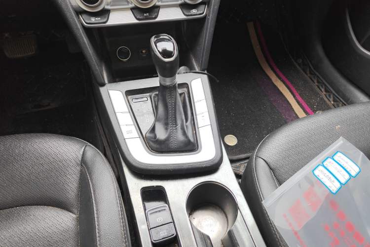 Used Hyundai Elantra (6th Generation / Lingdong) 2019 1.5L CVT ZhiXuan – Elite Version Gear Lever
