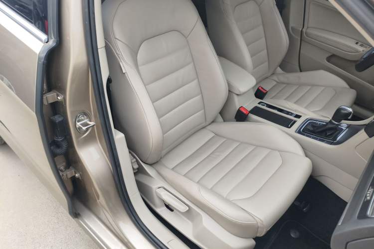 Used Volkswagen Golf 2016 230TSI Automatic Luxury Version Right Front Seat