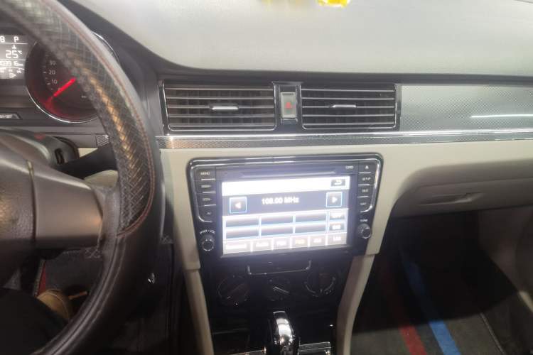 Used Volkswagen Bora 2013 1.6L Automatic Fashion Model Audio And AC Panel