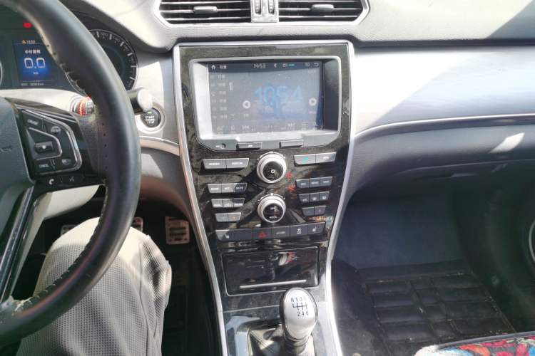 Used Haval H2 2017 Red-Label 1.5T Manual Two-Wheel Drive Luxury Model Audio And AC Panel