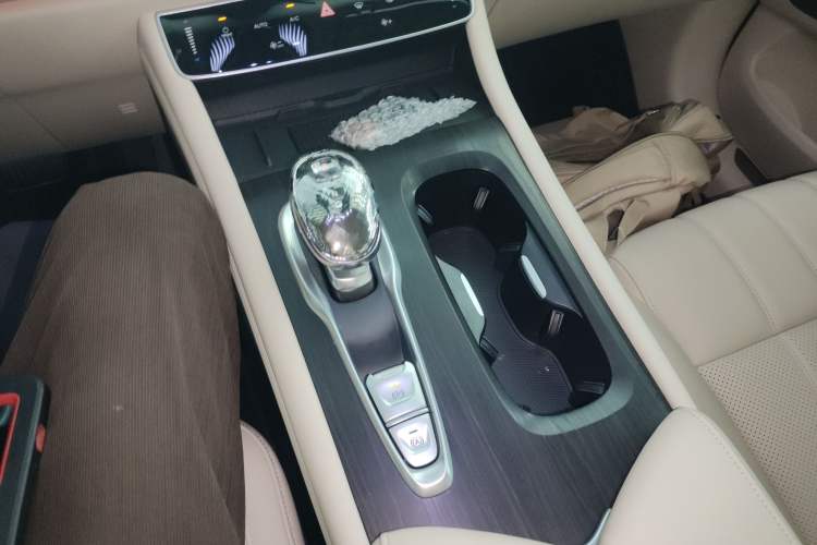 Used VOYAH Dream 2024 PHEV Extended-Range Premium Edition Gear Lever