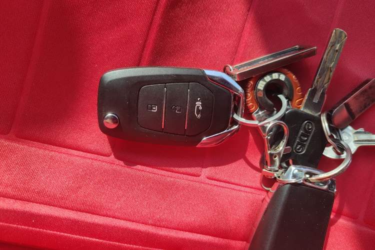 Used SAIC MAXUS Xintu V80 2025 PRO Aoyuntong 2.0T Manual Long Wheelbase Ultra-Low Roof 6/7/8/9-Seater Vehicle Key