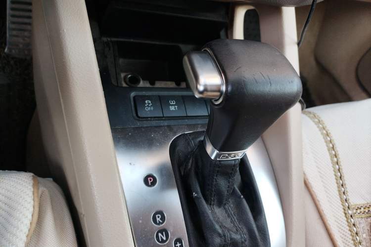 Used Volkswagen Sagitar 2010 1.4 TSI Automatic Tech Edition Gear Lever