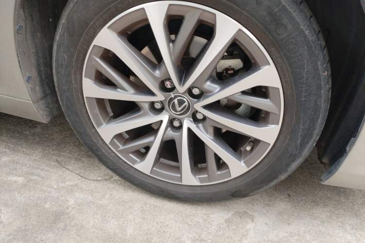 Used Lexus ES 2023 200 Excellence Edition Right Front Wheel Hub