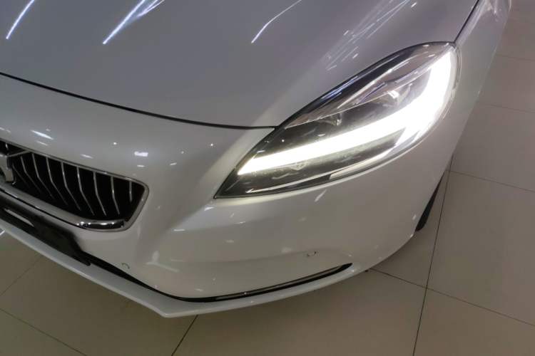 Used Volvo V40 2017 T4 Smart Luxury Edition