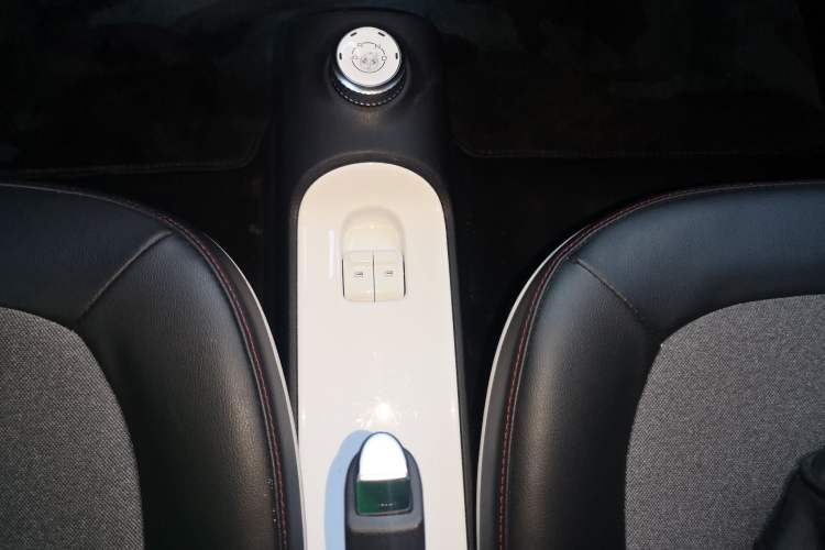 Used Wuling Hongguang MINIEV 2022 GAMEBOY 300km Enthusiast Model with Lithium Iron Phosphate Gear Lever