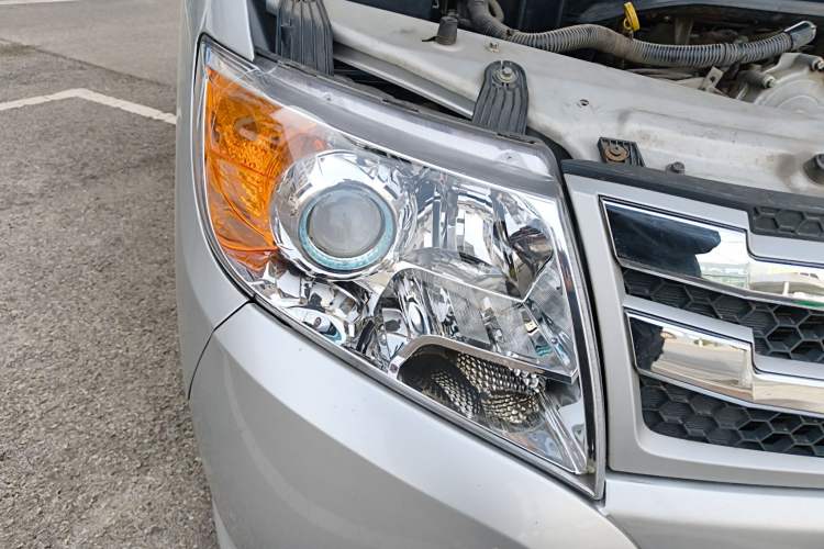 Used Dongfeng Yufeng 2021 2.4T Rear-Drive Logistics Vehicle Long Wheelbase High Roof Dual Rear Tires 6–9 Seats China VI Emission Standard YCY24140-60
