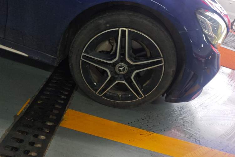 Used Mercedes-Benz C-Class 2021 C 260 L Sport Edition Star Collection Right Front Wheel Hub