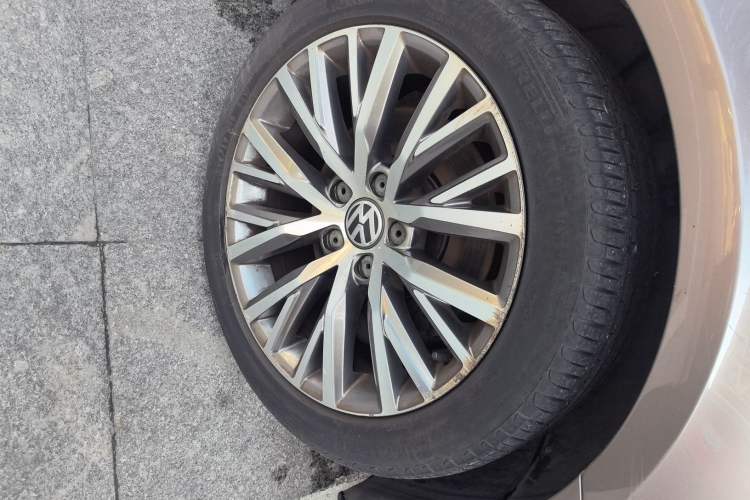 Used Volkswagen FAW-Volkswagen CC 2013 2.0 TSI Ultimate Model Right Front Wheel Hub