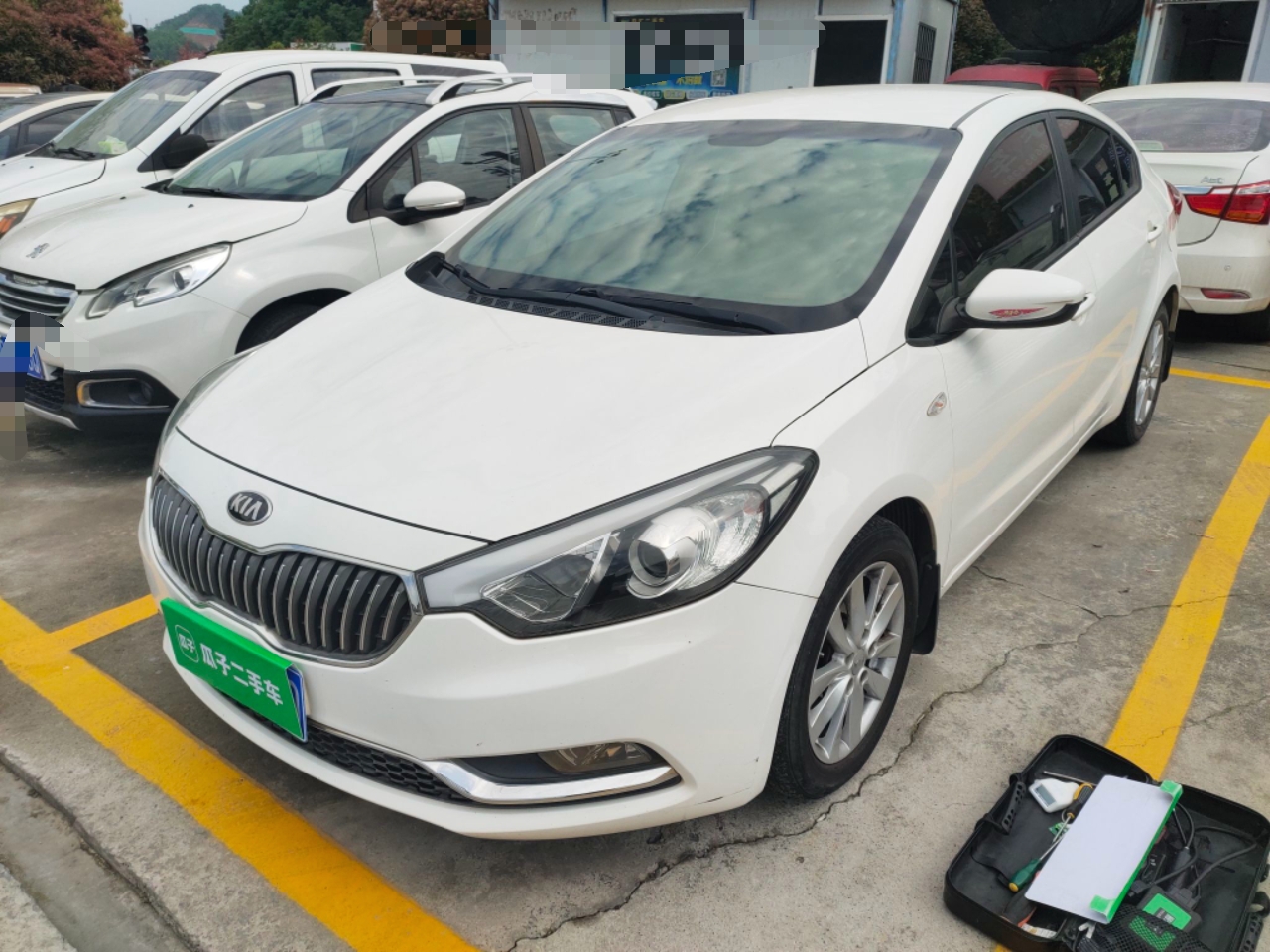 تحت مقدمة السيارة