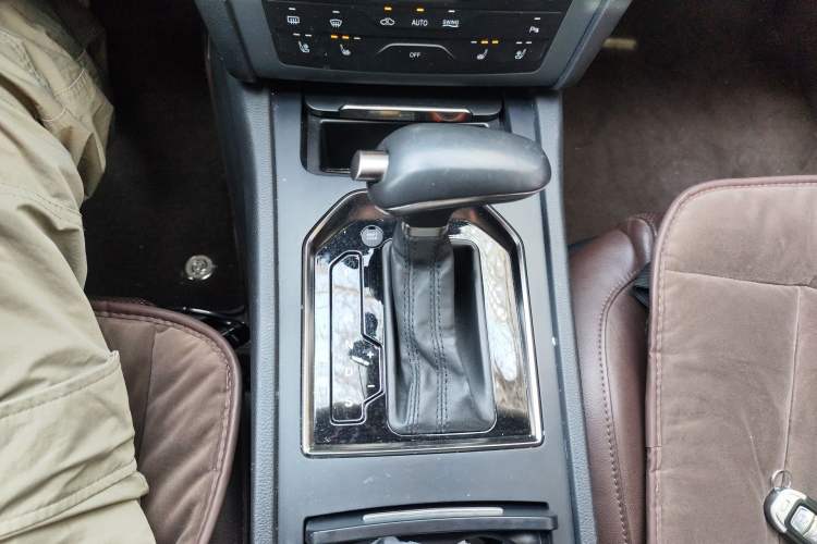 Used Hongqi H7 2019 2.0T Flagship Edition Gear Lever