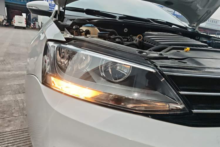 Used Volkswagen Sagitar 2015 1.6L Manual Comfort Model Right Front Headlight