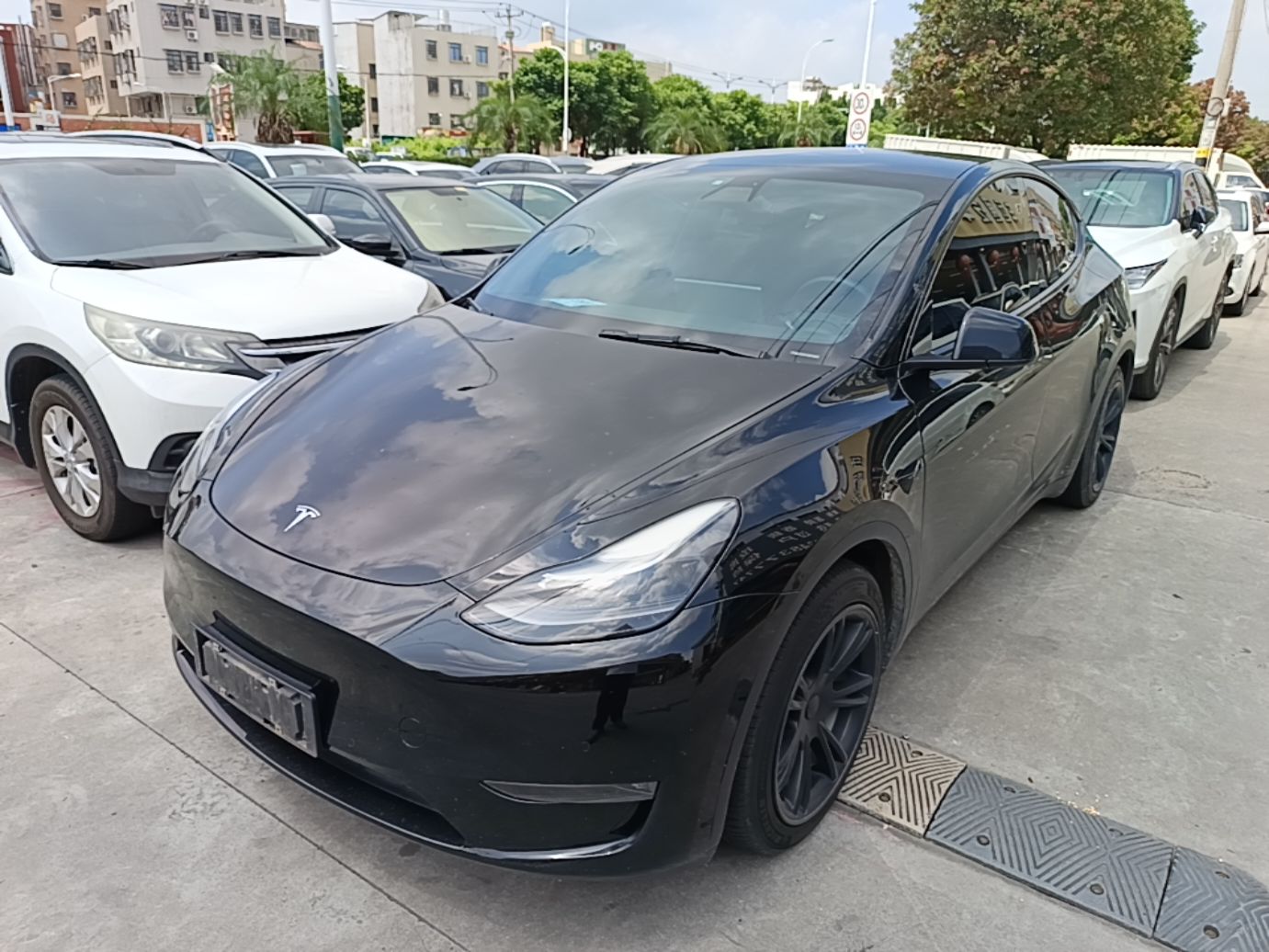 Под передней частью автомобиля