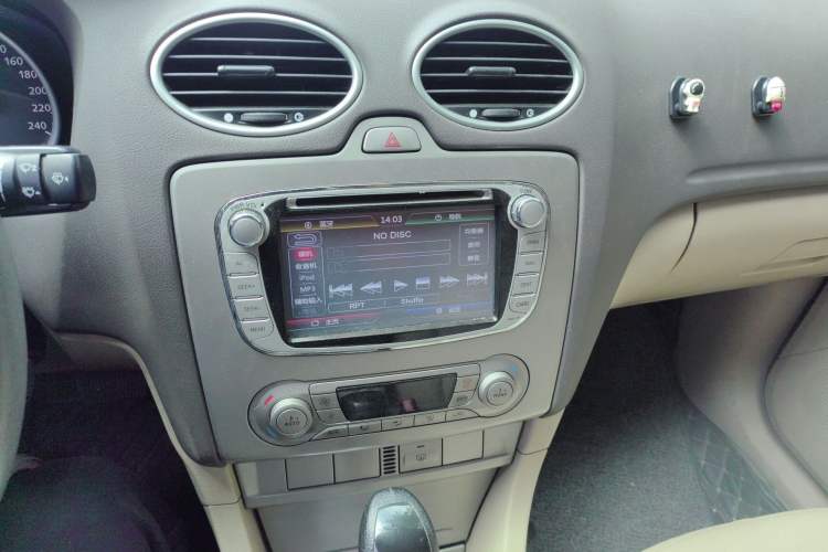 Used Ford Focus 2013 Hatchback Classic 1.8L Automatic Fashion Edition Audio And AC Panel