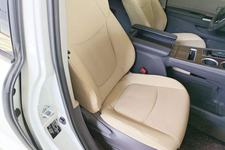 Used Toyota Granvia 2023 2.5L Hybrid Comfort Edition
