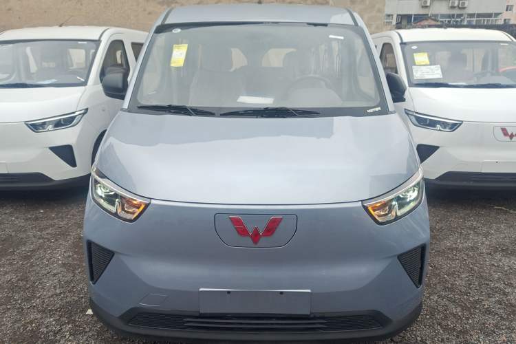 Used Wuling Yangguang 2024 300KM Comfort Version Passenger Van 75kW
