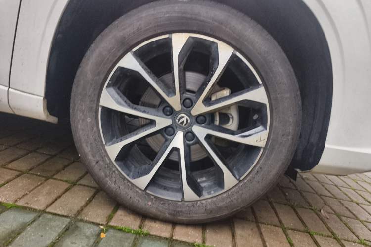 Used CHANGAN UNI-Z New Energy 2024 Blue Whale Smart Electric iDD 125km Beyond Edition Right Front Wheel Hub