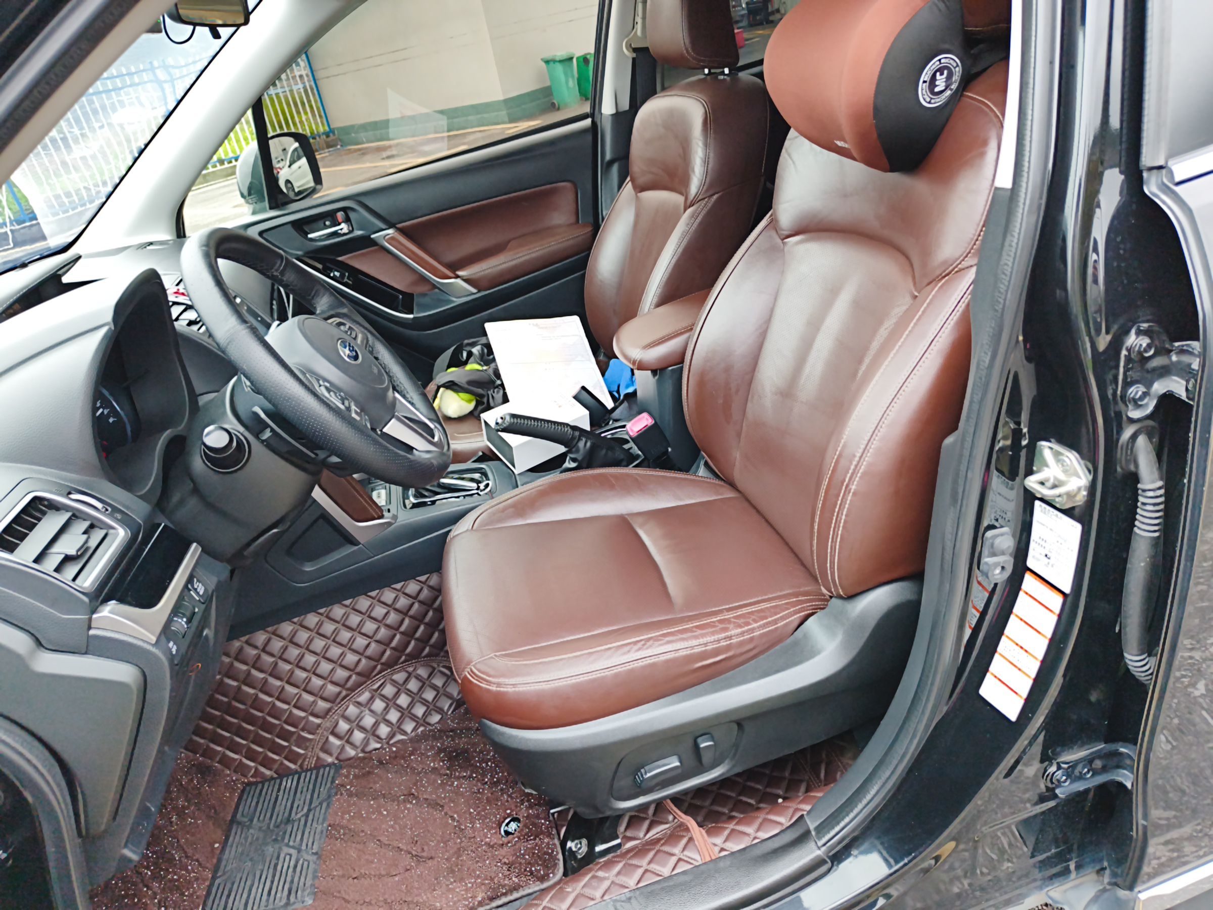 المقاعد الأمامية داخل السيارة