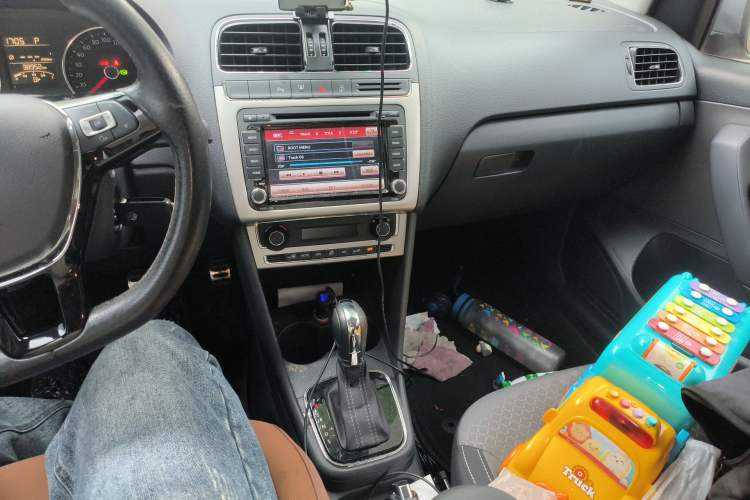 Used Volkswagen Polo 2014 1.6L Cross Polo Automatic Audio And AC Panel